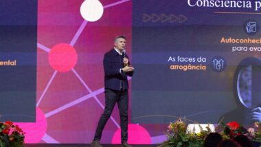 Ricardo Basaglia, CEO da Michael Page Brasil, destacou a importância do autoconhecimento, do alinhamento estratégico e das conversas difíceis para desenvolver equipes e melhorar resultados