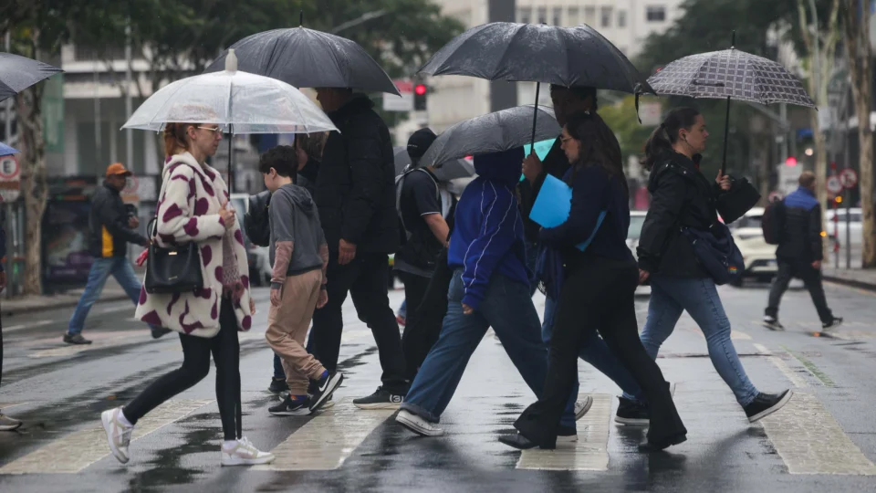 Alerta do Inmet prevê chuva intensa, ventos de até 60 km/h e risco de alagamentos no Paraná.