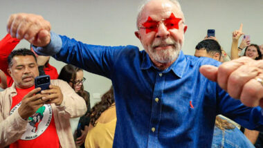 Lula comemorando a vitória.