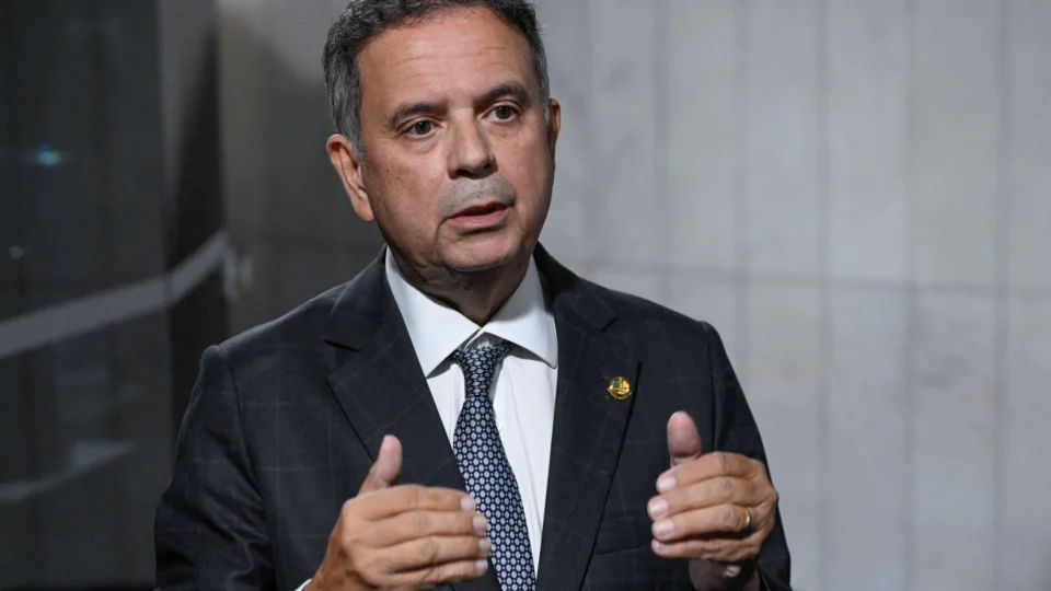 Defesa de Bolsonaro pede autorização para visita de Rogério Marinho