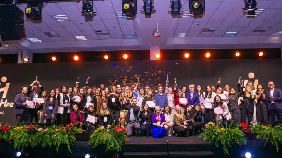 Representantes das empresas e instituições reconhecidas na 15ª edição do Prêmio Ser Humano Paraná, realizada durante o CONPARH 2026, em Curitiba. A premiação destacou 23 iniciativas de gestão de pessoas, desenvolvimento profissional, inovação e responsabilidade social.