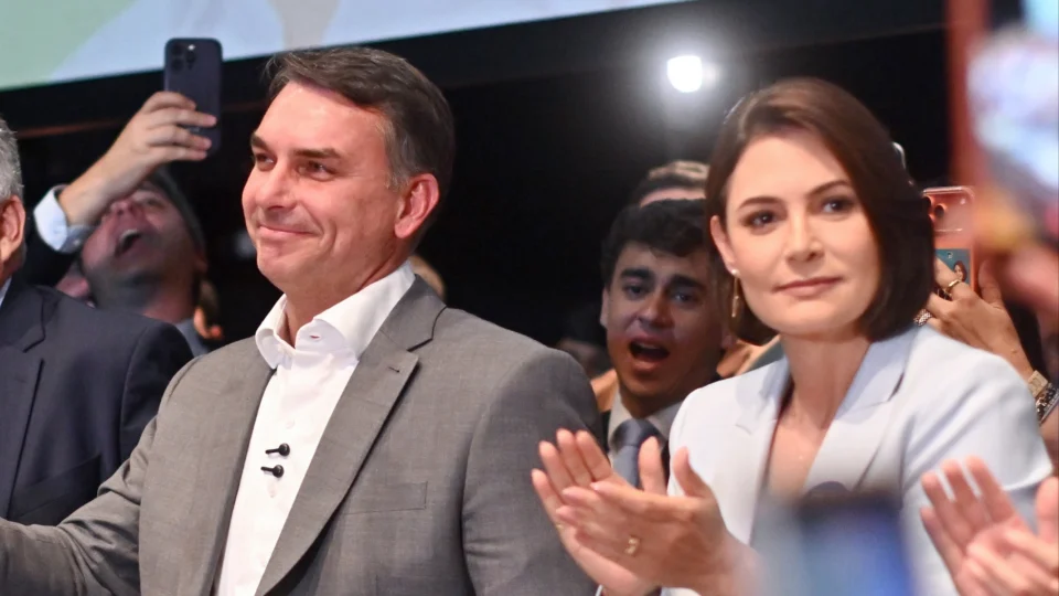 Senadora eleita chamou marido de "nosso líder" e citou Tarcísio, Damares, Nikolas e Malafaia.