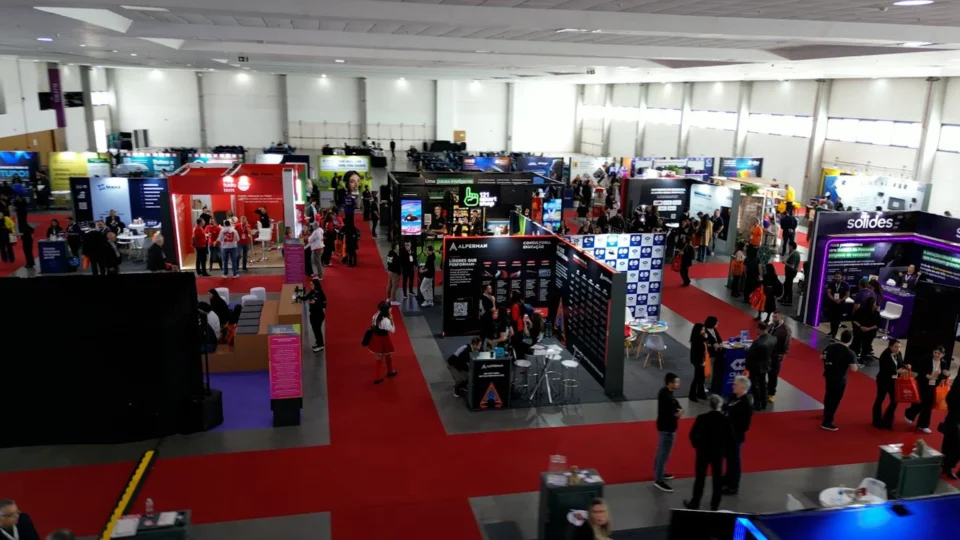 Feira de negócios do CONPARH 2026 reuniu 58 expositores no Viasoft Experience, em Curitiba, apresentando soluções de tecnologia, benefícios, qualificação profissional e sustentabilidade para a gestão de pessoas.