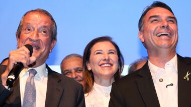 direita exilio flavio bolsonaro valdemar costa neto