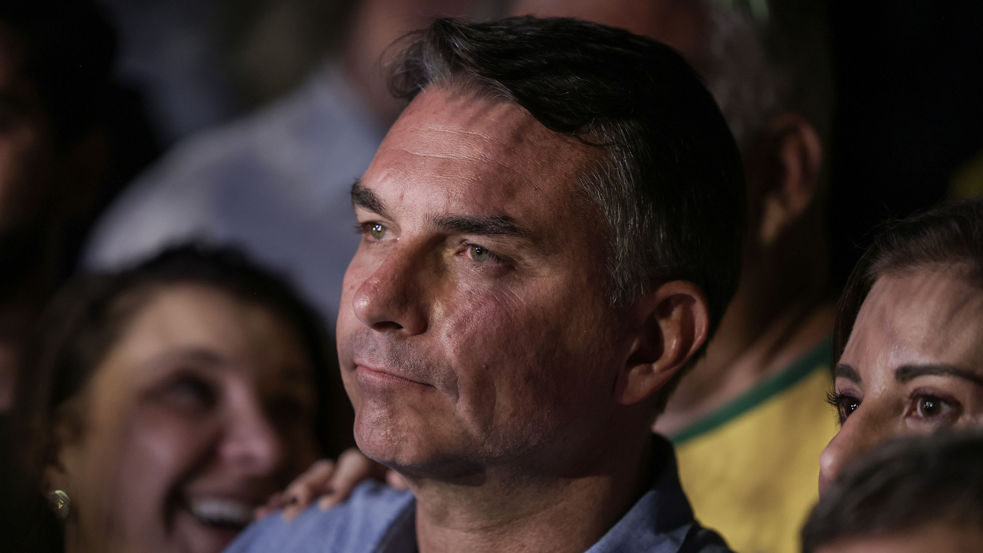 Flávio Bolsonaro projeta fim antecipado do governo Lula e atua dos EUA