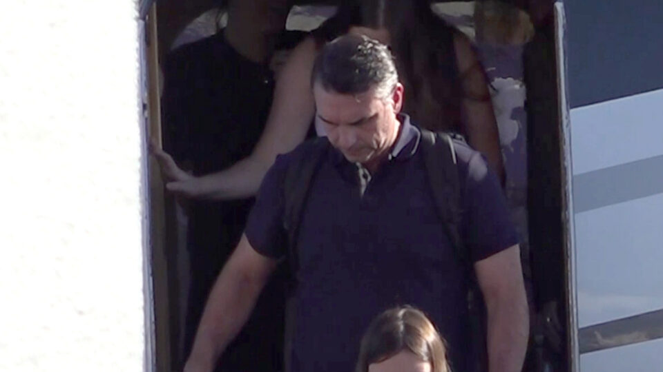 Ações judiciais buscam interromper pagamentos a Flávio Bolsonaro nos Estados Unidos