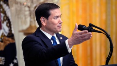 Marco Rubio afirma que governo Trump não se envolveu na ida de Flávio Bolsonaro para os EUA