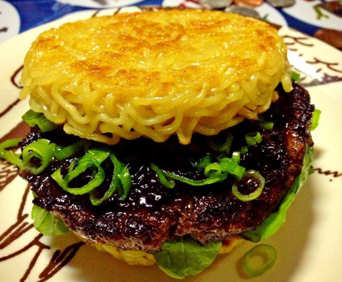 Hambúrguer com pão de macarrão pode ser o próximo fenômeno gastronômico Hambúrguer com pão de macarrão pode ser o próximo fenômeno gastronômico