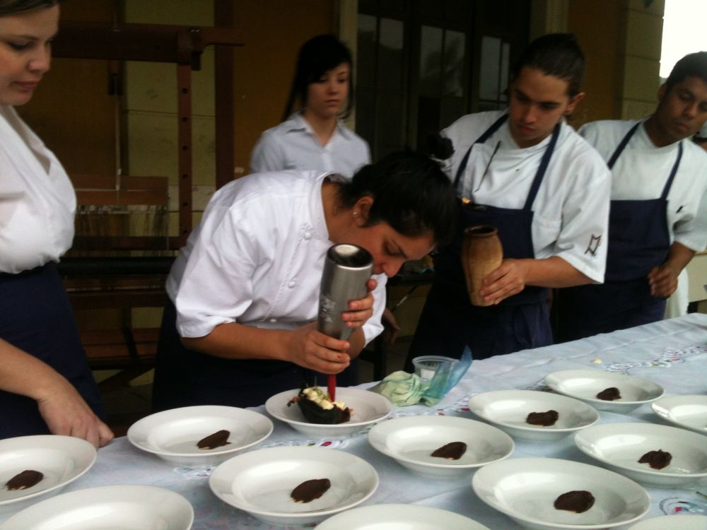 Manu Buffara prepara almoço na terceira etapa do Gastronômade Manu Buffara prepara almoço na terceira etapa do Gastronômade