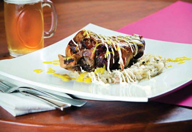 Eisben sobre cama de chucrute elaborado pelo Bar do Alemão. No restaurante, o prato recebe ainda acompanhamento de batata e salsichas e custa R$ 51. Foto: Alexandre Mazzo/Gazeta do Povo Eisben sobre cama de chucrute elaborado pelo Bar do Alemão. No restaurante, o prato recebe ainda acompanhamento de batata e salsichas e custa R$ 51. Foto: Alexandre Mazzo/Gazeta do Povo