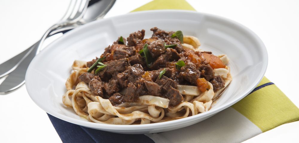 Carne de panela, preparada pelo chef Bato Madalosso. Foto: Alexandre Mazzo / Gazeta do Povo. Carne de panela, preparada pelo chef Bato Madalosso. Foto: Alexandre Mazzo / Gazeta do Povo.