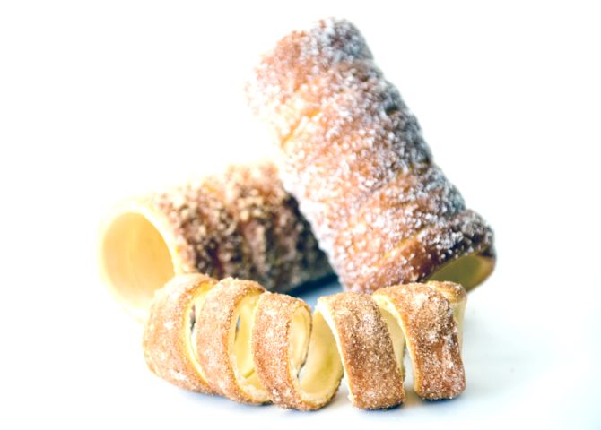 Kurtos Kalacs, pão doce originário do leste europeu, é disponível em vários sabores. Foto: Shutterstock - Nadezda Cruzova. Kurtos Kalacs, pão doce originário do leste europeu, é disponível em vários sabores. Foto: Shutterstock - Nadezda Cruzova.
