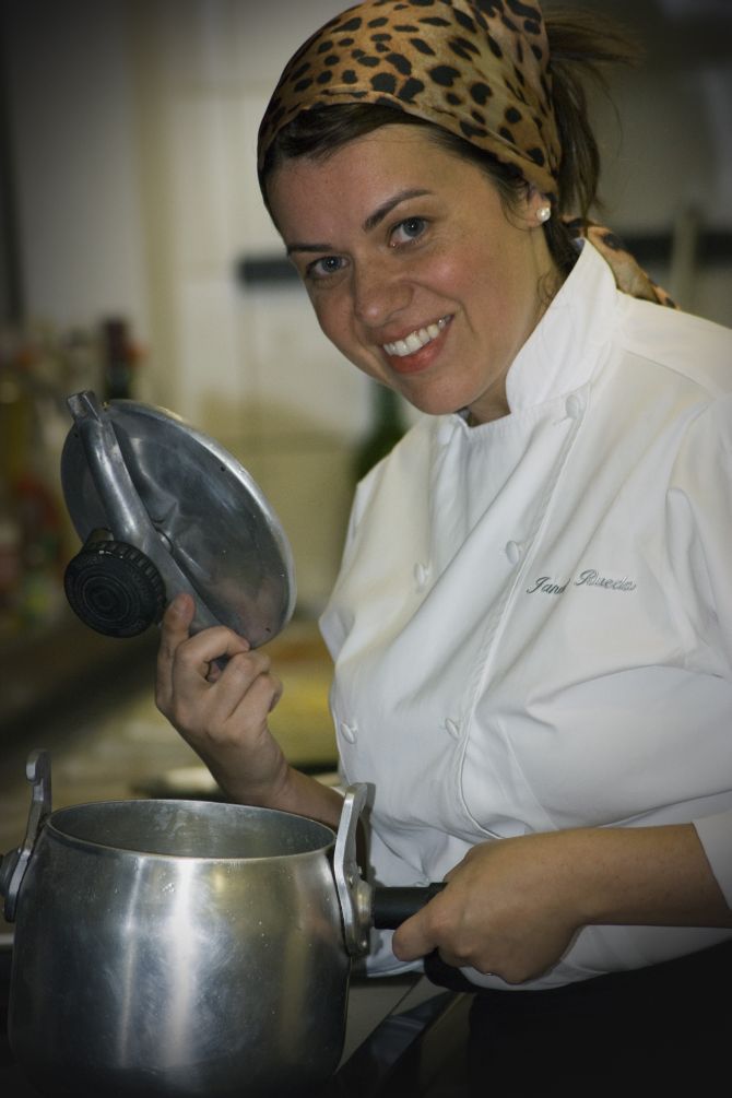 A chef Janaína Ruena estará ao lado de Ivan Lopes no Mukeka. Foto: Divulgação. A chef Janaína Ruena estará ao lado de Ivan Lopes no Mukeka. Foto: Divulgação.
