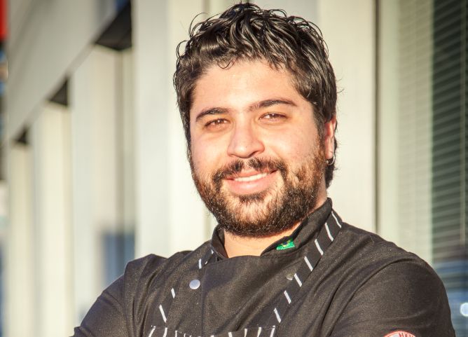LUIZ SANTO, é proprietário do New York Café, morou naCalifórnia e Nova York, onde trabalhou em restaurantes como Murray ́s Bagels (especialista em bagels artesanais) e Gramercy Tavern (premiado com a estrela Michelin). No Brasil, fez o curso de Chef de Cuisine e Restaurateur do Centro Europeu. Foto: Fernando Zequinão/Gazeta do Povo LUIZ SANTO, é proprietário do New York Café, morou naCalifórnia e Nova York, onde trabalhou em restaurantes como Murray ́s Bagels (especialista em bagels artesanais) e Gramercy Tavern (premiado com a estrela Michelin). No Brasil, fez o curso de Chef de Cuisine e Restaurateur do Centro Europeu. Foto: Fernando Zequinão/Gazeta do Povo