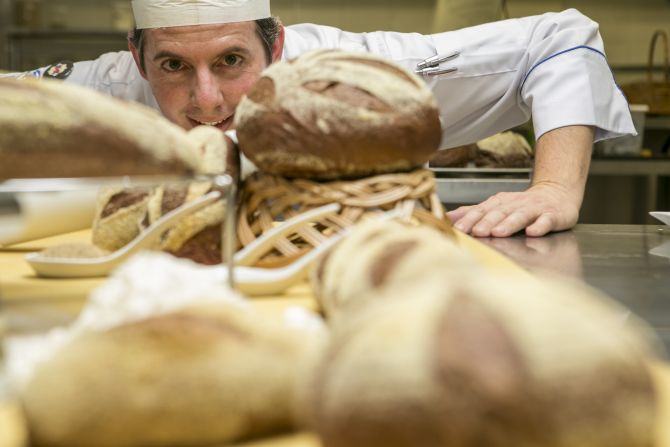 O chef carlos Henrique Mancuzo, do Centro Europeu, revela a receita do pão australiano. Foto: Marcelo Andrade / Gazeta do Povo. O chef carlos Henrique Mancuzo, do Centro Europeu, revela a receita do pão australiano. Foto: Marcelo Andrade / Gazeta do Povo.