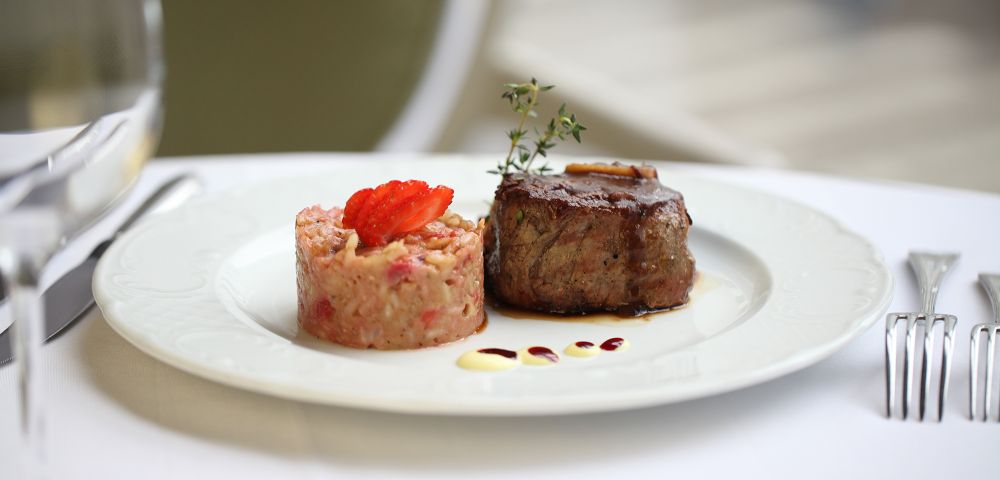 Tournedor ao vinho com ervas e cogumelos frescos