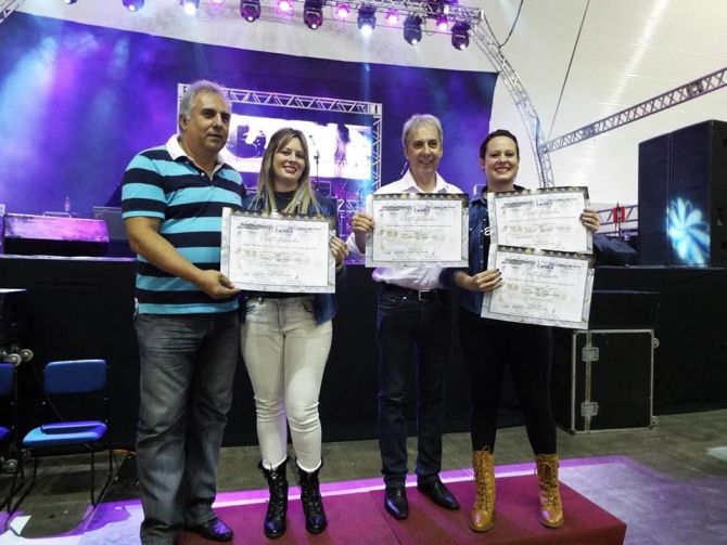 Luiz Vicente Mendes e José Lúcio Mendes Ferreira, organizadores do Expocachaça, entregam o prêmio às diretoras da Cachaçaria Companheira Sara de Brito Bonicontro e Raquel de Brito Bonicontro. Foto: Divulgação. Luiz Vicente Mendes e José Lúcio Mendes Ferreira, organizadores do Expocachaça, entregam o prêmio às diretoras da Cachaçaria Companheira Sara de Brito Bonicontro e Raquel de Brito Bonicontro. Foto: Divulgação.