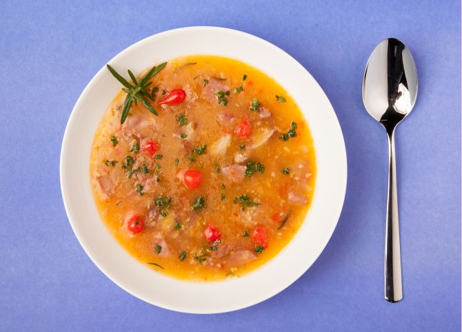 Sopa de quirera de milho com calabresa e costelinha defumada Sopa de quirera de milho com calabresa e costelinha defumada