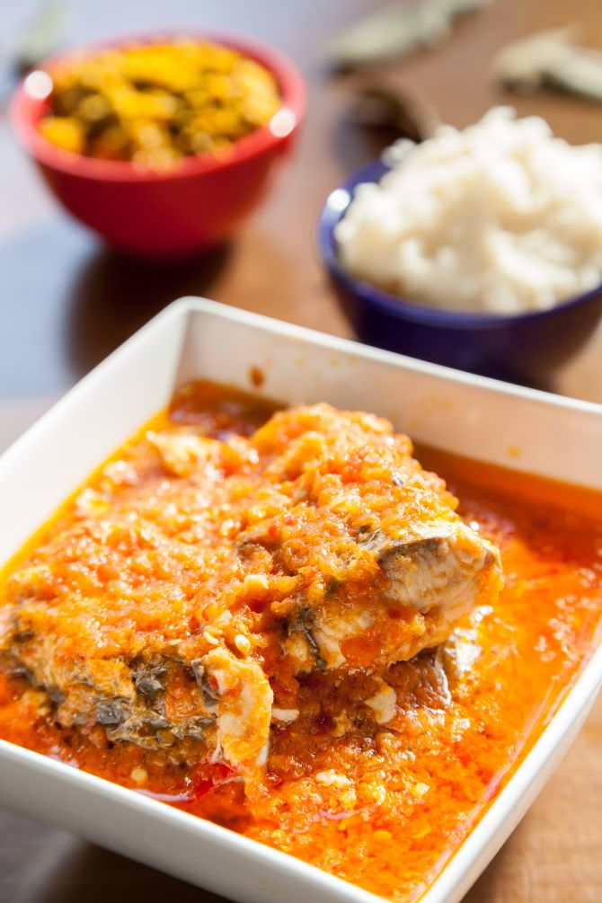 Sopa de peixe com fufu (no potinho à direita) e molho de egusi e espinafre. Foto: Fernando Zequinão / Gazeta do Povo.