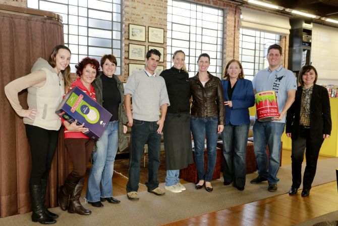 Leitores com a chef Dani Caldeira (ao centro de preto); Camila Podolak, da Paganini, (esq.), e a editora do Bom Gourmet, Deise Campos, (dir.). Foto: César Machado / Gazeta do Povo.
