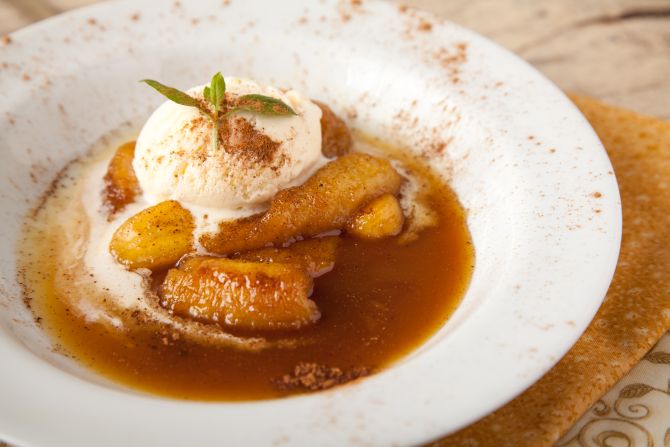 Banana flambada com canela preparada pelo chef Beto Madalosso. Foto: Fernando Zequinão / Gazeta do Povo. Banana flambada com canela preparada pelo chef Beto Madalosso. Foto: Fernando Zequinão / Gazeta do Povo.