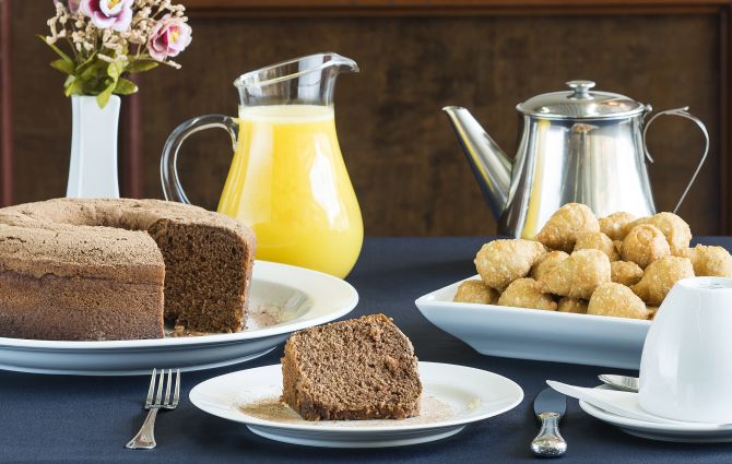 A coxinha de farofa tem massa semelhante a do pastel e recheio com farinha de milho. Foto: Letícia Akemi/Gazeta do Povo