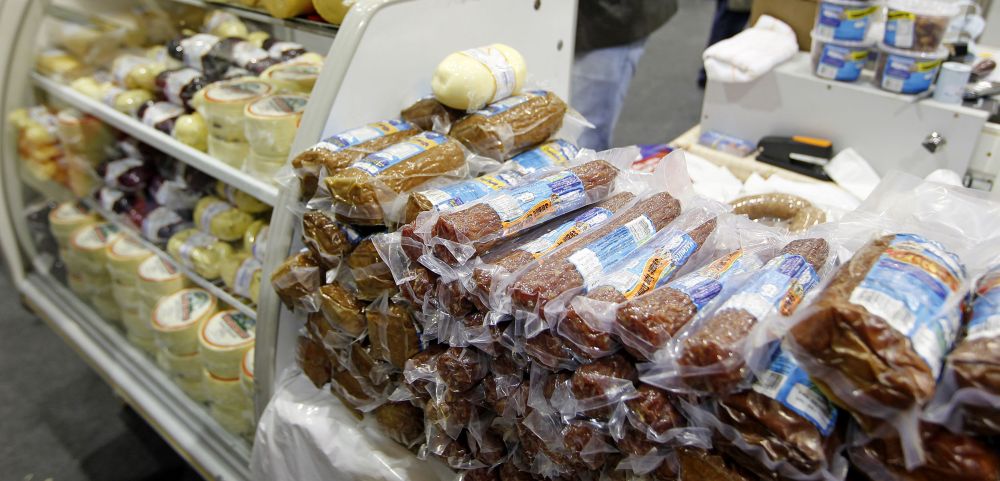 Embutidos vendidos na feira. Foto: Antônio More / Gazeta do Povo.