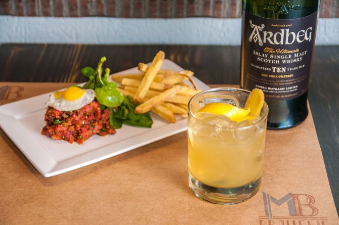 Drink Penicillin, que leva whisky Bourbon e steak tartar com ovo de codorna acompanhado de batata frita. Foto: Priscila Fiedler / Divulgação Drink Penicillin, que leva whisky Bourbon e steak tartar com ovo de codorna acompanhado de batata frita. Foto: Priscila Fiedler / Divulgação