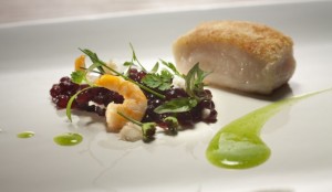 Pirarucu com tucupi, um tipo de peixe branco com o suco de uma raiz. O prato representa a brasilidade da cozinha de Atala. Foto: Divulgação. Pirarucu com tucupi, um tipo de peixe branco com o suco de uma raiz. O prato representa a brasilidade da cozinha de Atala. Foto: Divulgação.