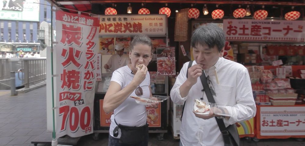 Com o brasileiro radicado no Japão, Carlos Narodo, Joy Perine conheceu vários pratos típicos. Foto: Asteroide Filmes / Divulgação.