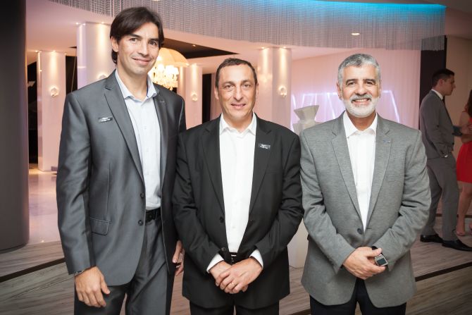 Rogério Garchet, João Pimpão e Marcelo
Brum, da Algar Telecom, receberam seus
convidados para um dos jantares. Rogério Garchet, João Pimpão e Marcelo
Brum, da Algar Telecom, receberam seus
convidados para um dos jantares.