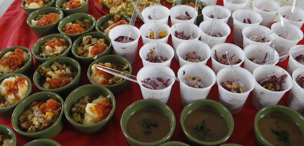 Mais de 20 pratos, como ceviche, ratatouille, guacamole e chips de casca de batata foram preparados por chefs. Foto: Jonathan Campos / Gazeta do Povo. Mais de 20 pratos, como ceviche, ratatouille, guacamole e chips de casca de batata foram preparados por chefs. Foto: Jonathan Campos / Gazeta do Povo.