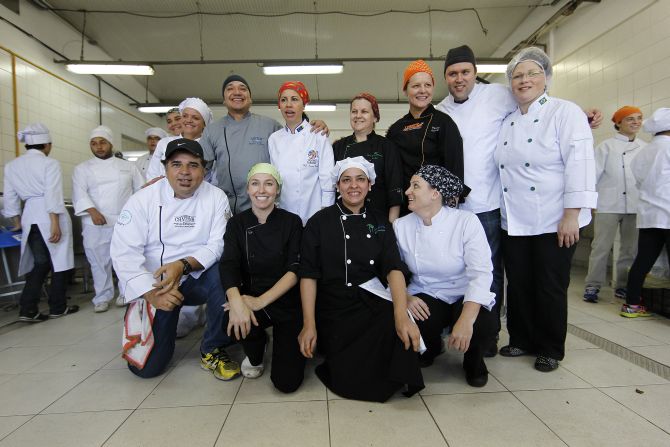 Délio Canabrava (ajoelhado), da Cantina do Délio, Claudinei Oliveira (de cinza), do Bar do Victor, Iracema Bertoco (lenço vermelho), do Centro Europeu, e Gabriela Carvalho (lenço verde), do Quintana, estavam entre os chefs que comandaram os preparos. Foto: Jonathan Campos / Gazeta do Povo. Délio Canabrava (ajoelhado), da Cantina do Délio, Claudinei Oliveira (de cinza), do Bar do Victor, Iracema Bertoco (lenço vermelho), do Centro Europeu, e Gabriela Carvalho (lenço verde), do Quintana, estavam entre os chefs que comandaram os preparos. Foto: Jonathan Campos / Gazeta do Povo.