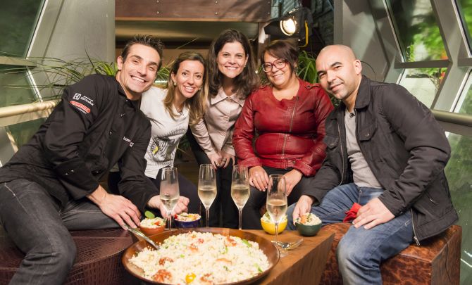 Os chefs Guilherme Guzela, Kika Marder, Eva dos Santos e Ivan Lopes, com a gerente do Núcleo Estilo de Vida da Gazeta do Povo, Andréa Sorgenfrei (ao centro). Foto: Letícia Akemi/Gazeta do Povo. Foto: Letícia Akemi/Gazeta do Povo Os chefs Guilherme Guzela, Kika Marder, Eva dos Santos e Ivan Lopes, com a gerente do Núcleo Estilo de Vida da Gazeta do Povo, Andréa Sorgenfrei (ao centro). Foto: Letícia Akemi/Gazeta do Povo. Foto: Letícia Akemi/Gazeta do Povo