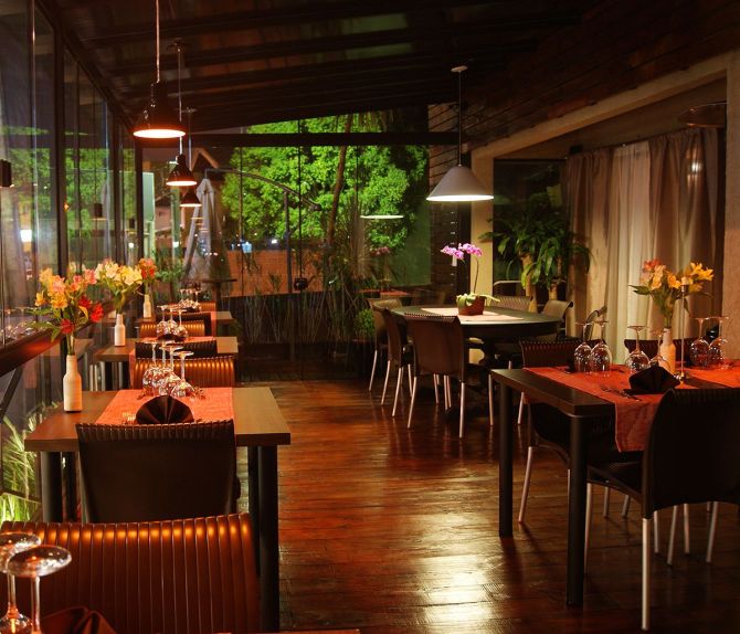 O deque do restaurante foi reformulado e pode abrigar até 30 pessoas. Foto: Divulgação.