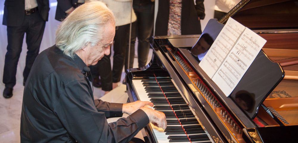 O respeitado
maestro João
Carlos Martins fez
uma bela
apresentação
durante o jantar
da Thá. Foto: Rubens Nemitz Jr. O respeitado
maestro João
Carlos Martins fez
uma bela
apresentação
durante o jantar
da Thá. Foto: Rubens Nemitz Jr.