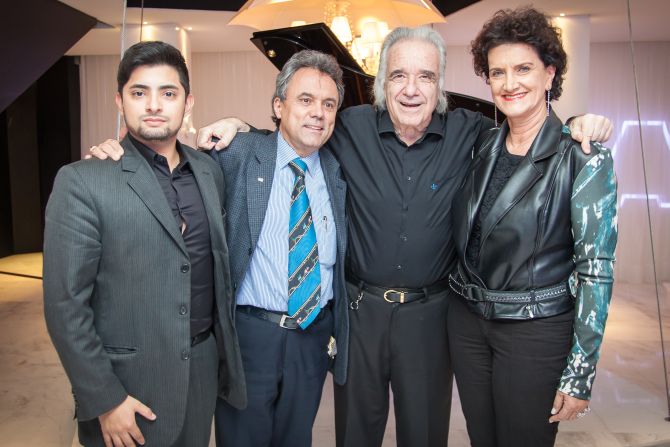 Jean Daniel Ary
Galiano, Ernani
Resende, o
maestro Luiz
Carlos Martins e
Marina Nessi. Jean Daniel Ary
Galiano, Ernani
Resende, o
maestro Luiz
Carlos Martins e
Marina Nessi.