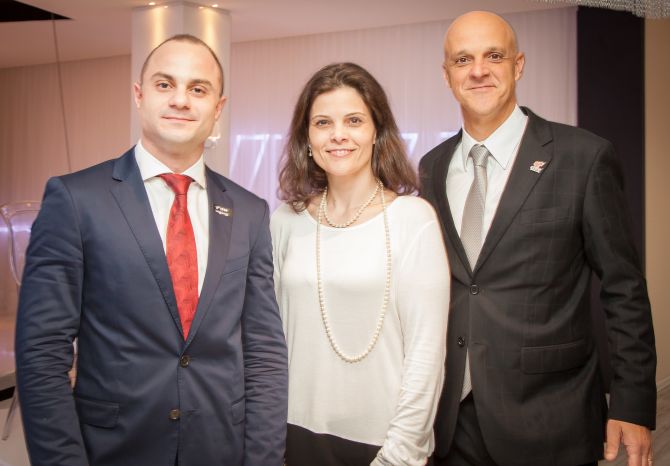 Diego Filardi e Arsênio Almeida, da Thá, com
Andréa Sorgenfrei, gerente do Núcleo Estilo de
Vida, da Gazeta do Povo. Diego Filardi e Arsênio Almeida, da Thá, com
Andréa Sorgenfrei, gerente do Núcleo Estilo de
Vida, da Gazeta do Povo.