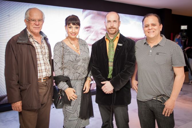 Gilberto Camargo, Zilda Fraletti, Simon
Tompson e Gastão Lima, durante o jantar
da Thá. Gilberto Camargo, Zilda Fraletti, Simon
Tompson e Gastão Lima, durante o jantar
da Thá.