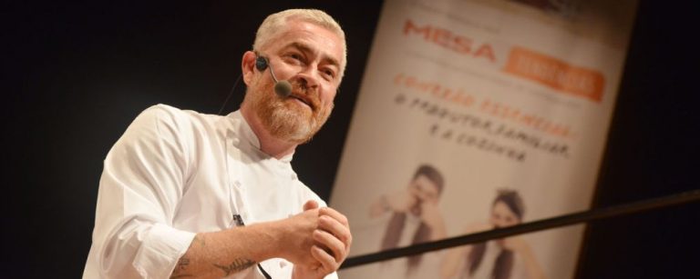 Chef Alex Atala, do restaurante D.O.M., durante sua palestra na Semana Mesa SP. Foto: Adriano Bellagente/Divulgação