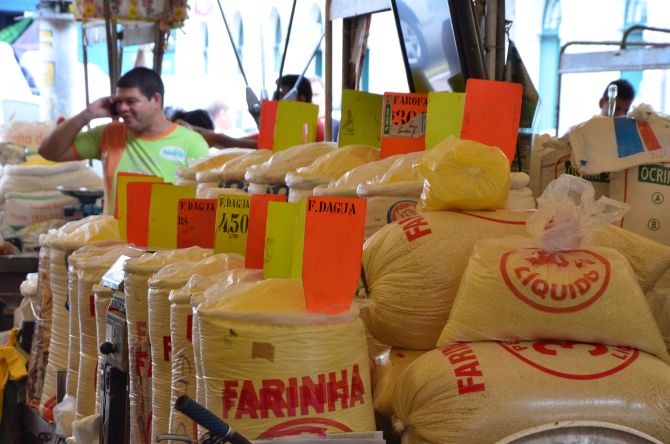 As farinhas são vendidas por litro no Mercado Ver-o-Peso. Foto: Oswaldo Forte/Divulgação As farinhas são vendidas por litro no Mercado Ver-o-Peso. Foto: Oswaldo Forte/Divulgação