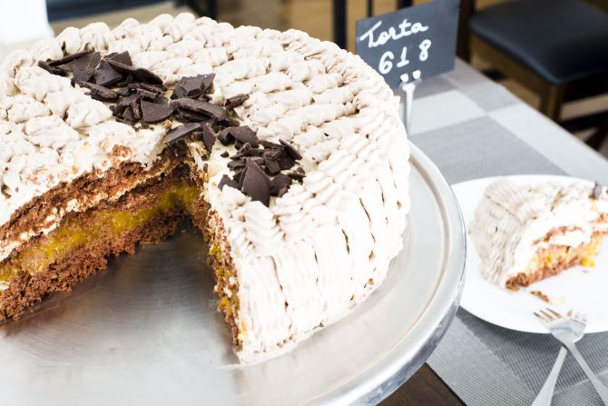 Torta 618, um bolo fofo de chocolate com damasco e creme de cream cheese, um dos destaques do menu de sobremesas. Foto: Fred Kendi/Gazeta do Povo Torta 618, um bolo fofo de chocolate com damasco e creme de cream cheese, um dos destaques do menu de sobremesas. Foto: Fred Kendi/Gazeta do Povo