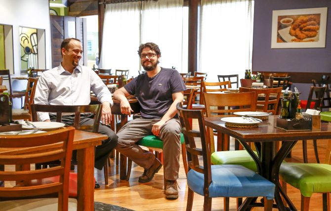 Os irmãos Leonardo e Lourenço Guimarães, proprietários do restaurante Beto Batata do ParkShoppingBarigüi pretendem reformar a casa em 2015. Foto: Hugo Harada/Gazeta do Povo Os irmãos Leonardo e Lourenço Guimarães, proprietários do restaurante Beto Batata do ParkShoppingBarigüi pretendem reformar a casa em 2015. Foto: Hugo Harada/Gazeta do Povo