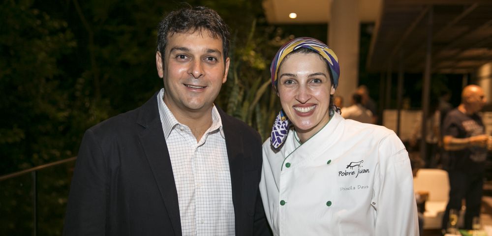 Luiz Marsaioli, sócio-proprietário da Pobre Juan, e Priscila Deus, chef executiva da casa. Foto: Diego Pisante/Divulgação Luiz Marsaioli, sócio-proprietário da Pobre Juan, e Priscila Deus, chef executiva da casa. Foto: Diego Pisante/Divulgação