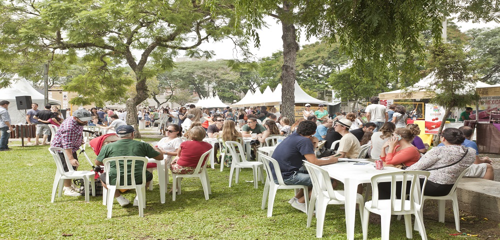 Feira Alto Juvevê levou milhares de pessoas à Praça Mário Eppinghauss em suas edições de 2014. Foto: divulgação Feira Alto Juvevê levou milhares de pessoas à Praça Mário Eppinghauss em suas edições de 2014. Foto: divulgação