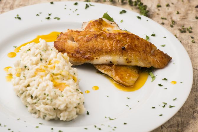 Tilápia em cama de azedinha com risoto de coco Tilápia em cama de azedinha com risoto de coco