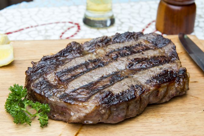 Bife ancho do restaurante Corrientes. Corte tem uma estreita camada central de gordura que enriquece o sabor da carne. Foto: Fred Kendi/Gazeta do Povo Bife ancho do restaurante Corrientes. Corte tem uma estreita camada central de gordura que enriquece o sabor da carne. Foto: Fred Kendi/Gazeta do Povo