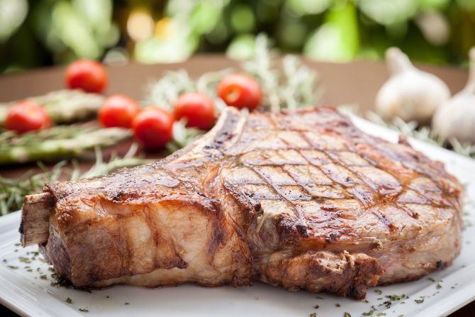 Cortar a carne em pedaços antes de assar, acelera o processo de cocção. Foto: Fernando Zequinão/Gazeta do Povo. Cortar a carne em pedaços antes de assar, acelera o processo de cocção. Foto: Fernando Zequinão/Gazeta do Povo.