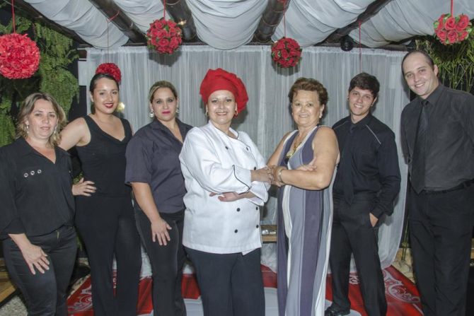 A chef Taissa Schuartz com sua sócia Luzmary Schuartz e a equipe da A Chef Chic. Foto: Divulgação A chef Taissa Schuartz com sua sócia Luzmary Schuartz e a equipe da A Chef Chic. Foto: Divulgação