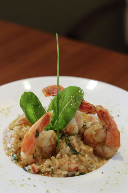 Risoto de camarão preparado pelo chef Clariosvaldo Santos. Foto: Daniel Castellano/Gazeta do Povo